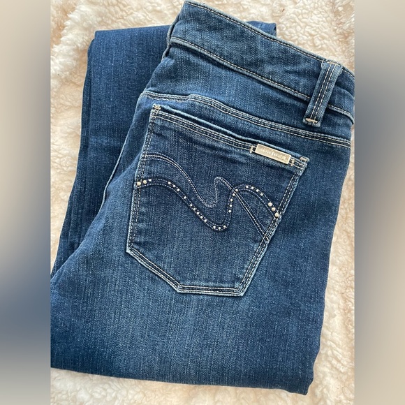 White House Black Market Denim - White House Black Market sz 6 crop leg jeans, EUC bling on back pocket